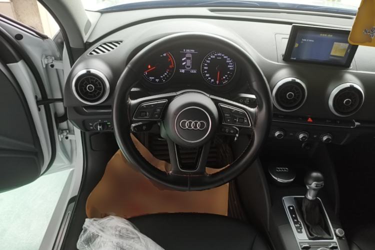 Used Audi A3 2017 Limousine 35 TFSI Fashion Model Steering Wheel
