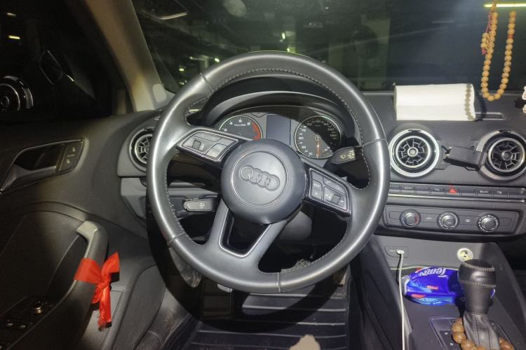Used Audi A3 2017 Limousine 35 TFSI Fashion Model Steering Wheel