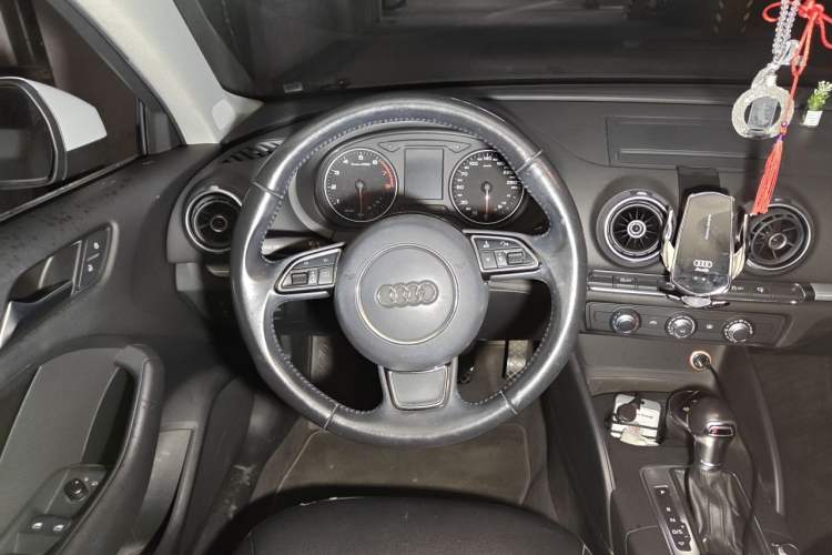Used Audi A3 2017 Limousine 35 TFSI Fashion Model Steering Wheel