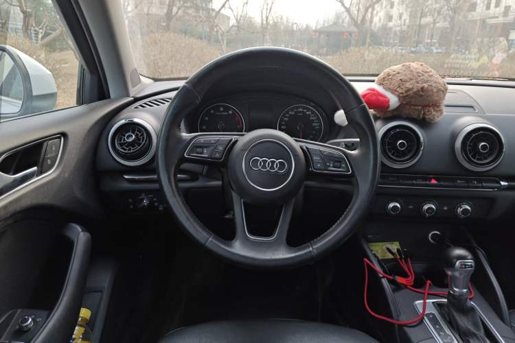 Used Audi A3 2017 Limousine 35 TFSI Fashion Model Steering Wheel