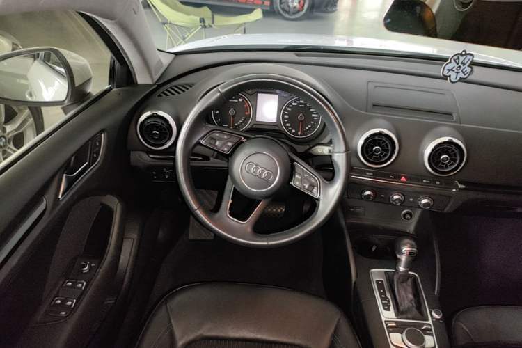 Used Audi A3 2017 Limousine 35 TFSI Fashion Model Steering Wheel