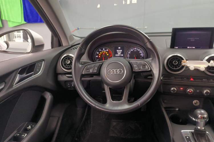 Used Audi A3 2017 Limousine 35 TFSI Fashion Model Steering Wheel