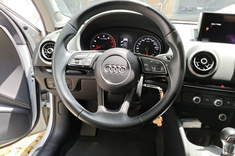 Used Audi A3 2017 Limousine 35 TFSI Fashion Model Steering Wheel