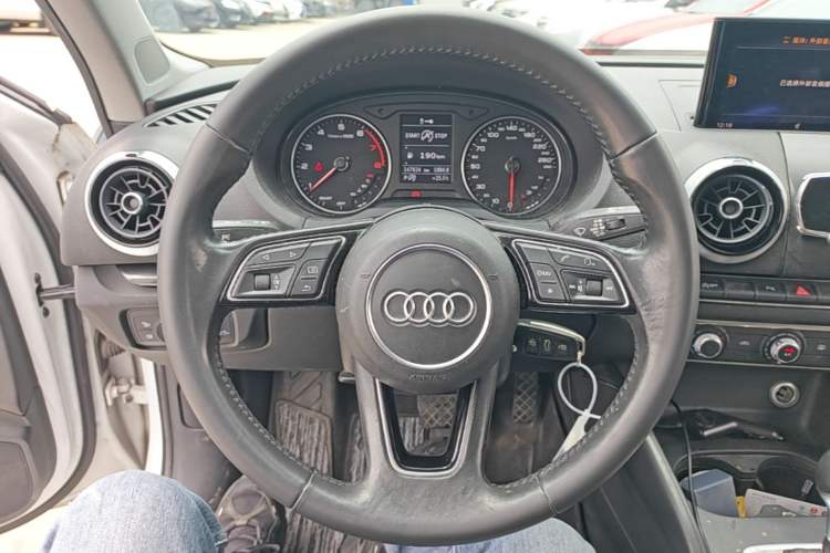 Used Audi A3 2017 Limousine 35 TFSI Fashion Model Steering Wheel