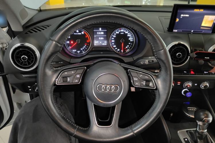 Used Audi A3 2017 Limousine 35 TFSI Fashion Model Steering Wheel
