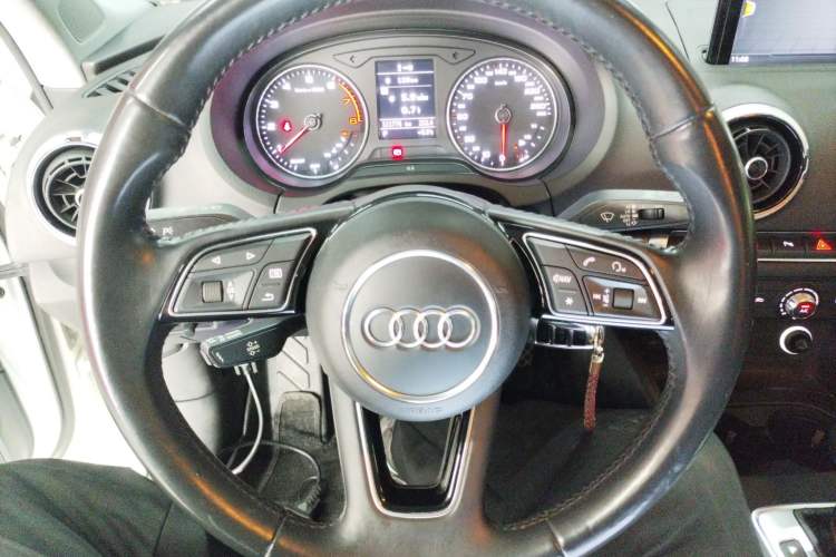 Used Audi A3 2017 Limousine 35 TFSI Fashion Model Steering Wheel