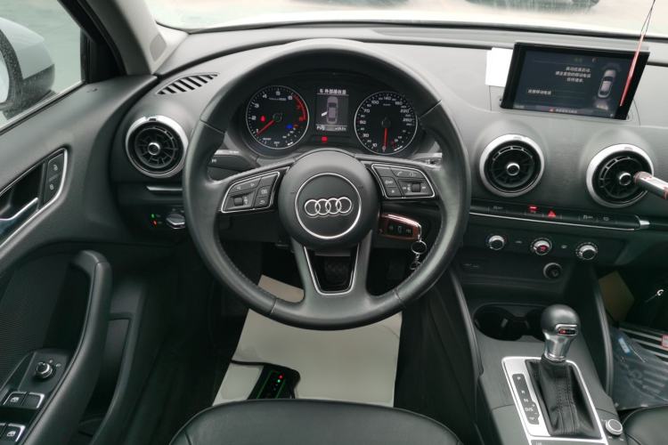 Used Audi A3 2017 Limousine 35 TFSI Fashion Model Steering Wheel