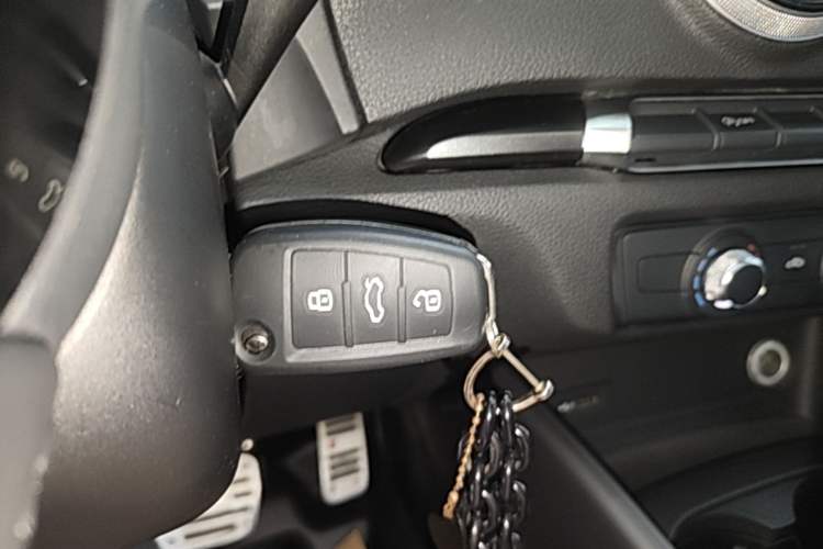 Used Audi A3 2017 Limousine 35 TFSI Fashion Model Vehicle Key