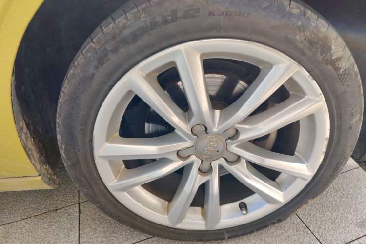 Used Audi A3 2017 Limousine 35 TFSI Ambition Edition Right Front Wheel Hub