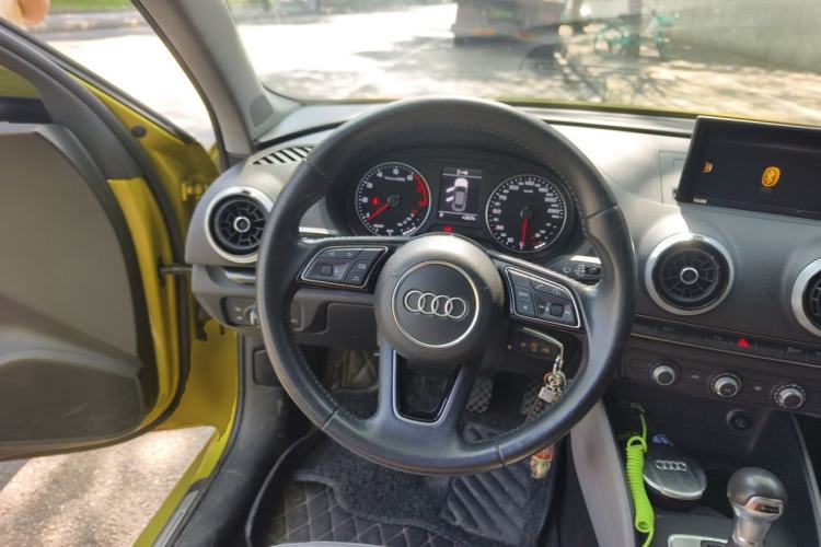 Used Audi A3 2017 Limousine 35 TFSI Fashion Model Steering Wheel