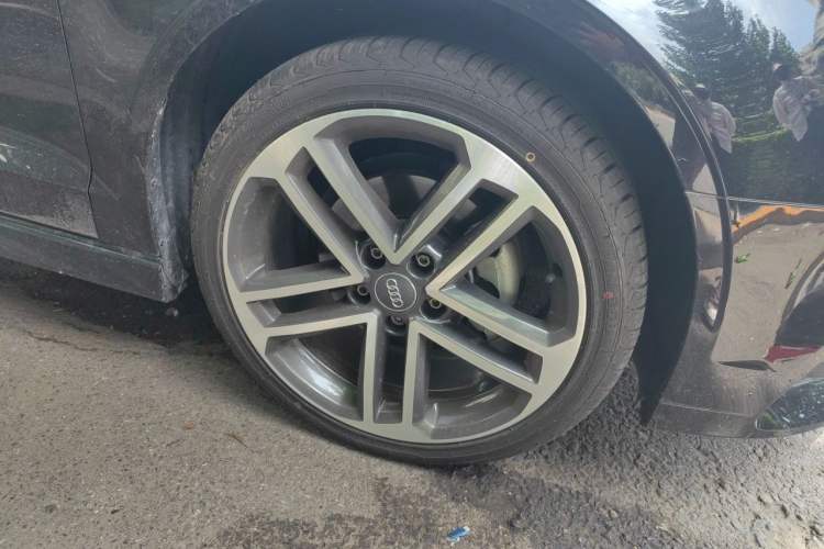Used Audi A3 2018 30th Anniversary Edition Limousine 35 TFSI Sport Model Right Front Wheel Hub
