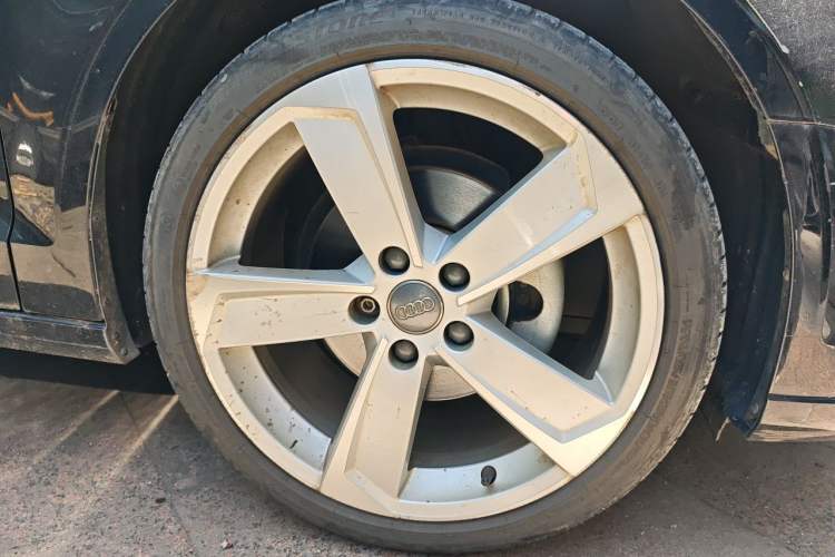 Used Audi A3 2018 30th Anniversary Edition Limousine 35 TFSI Style Model Right Front Wheel Hub