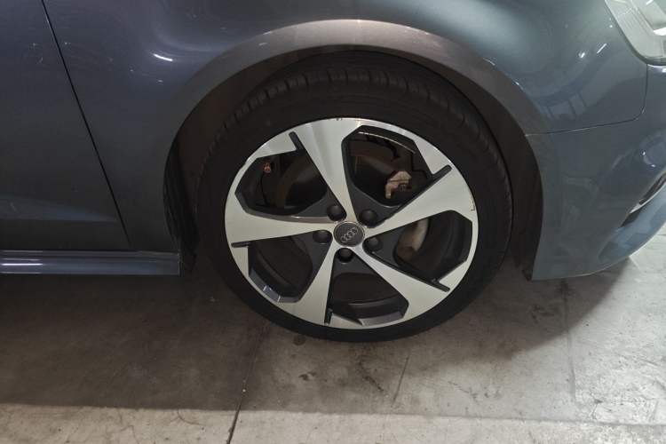 Used Audi A3 2018 30th Anniversary Edition Sportback 35 TFSI Sport Model Right Front Wheel Hub