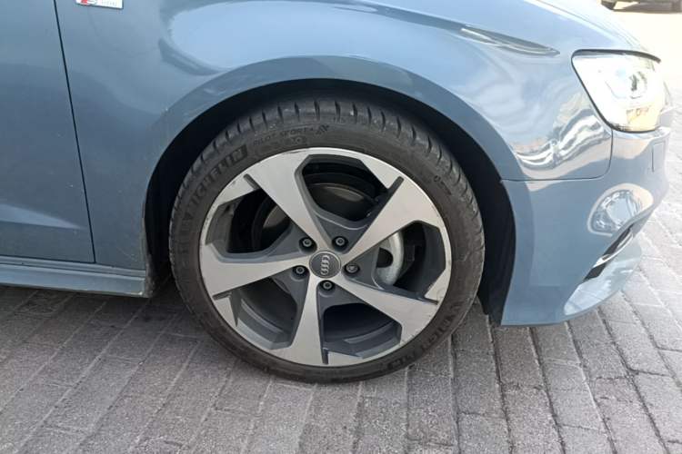 Used Audi A3 2018 30th Anniversary Edition Sportback 35 TFSI Sport Model Right Front Wheel Hub