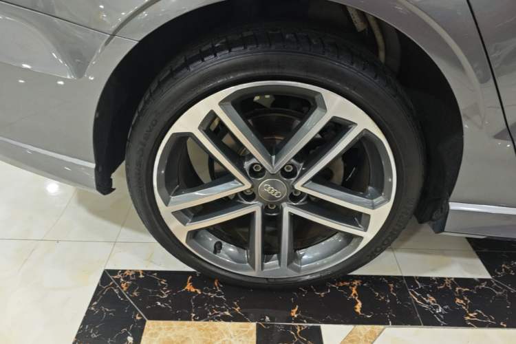 Used Audi A3 2018 30th Anniversary Edition Limousine 40 TFSI Sport Model Right Rear Wheel Hub