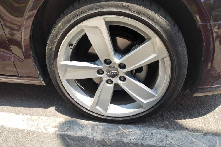 Used Audi A3 2018 30th Anniversary Edition Limousine 35 TFSI Style Model Right Front Wheel Hub