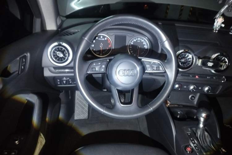Used Audi A3 2018 30th Anniversary Edition Limousine 35 TFSI Fashion Model Steering Wheel