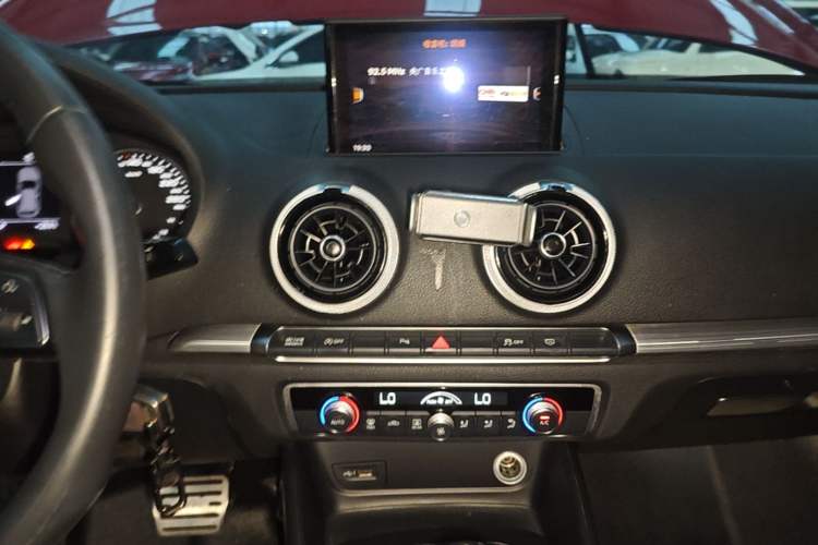 Used Audi A3 2018 30th Anniversary Edition Sportback 35 TFSI Sport Model Audio And AC Panel