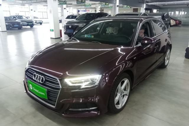 Ojetý Audi A3 2018 30th Anniversary Edition Sportback 35 TFSI Fashion Model