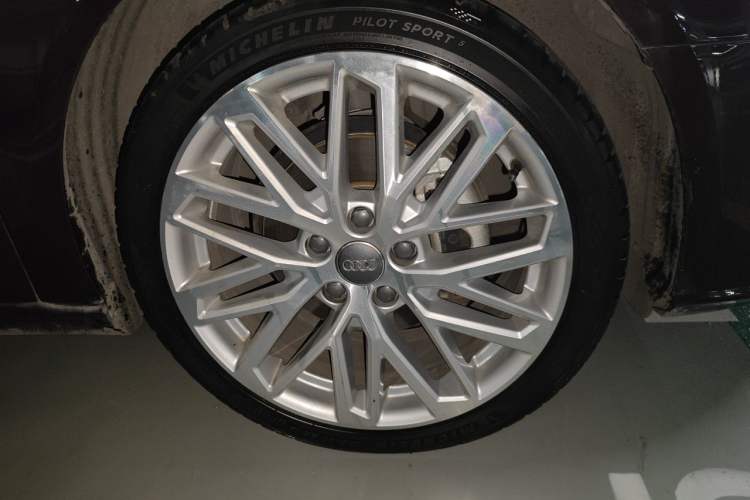 Used Audi A3 2018 30th Anniversary Edition Sportback 35 TFSI Style Model Right Front Wheel Hub