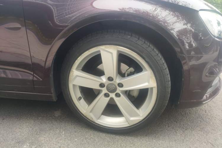 Used Audi A3 2018 30th Anniversary Edition Limousine 35 TFSI Style Model Right Front Wheel Hub