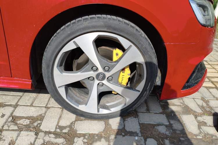 Used Audi A3 2018 30th Anniversary Edition Sportback 35 TFSI Sport Model Right Front Wheel Hub