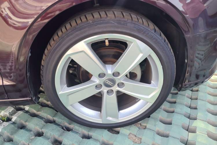Used Audi A3 2018 30th Anniversary Edition Limousine 35 TFSI Style Model Right Front Wheel Hub
