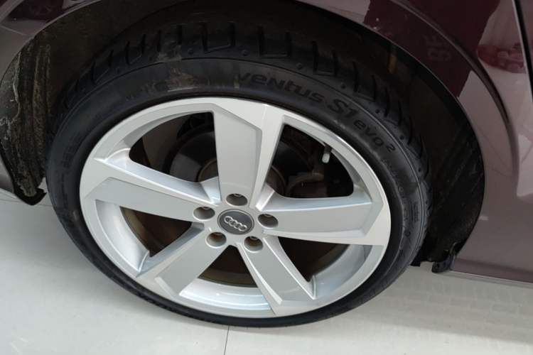 Used Audi A3 2018 30th Anniversary Edition Limousine 35 TFSI Style Model Right Rear Wheel Hub