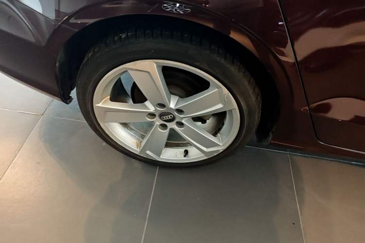 Used Audi A3 2018 30th Anniversary Edition Limousine 35 TFSI Style Model Right Rear Wheel Hub