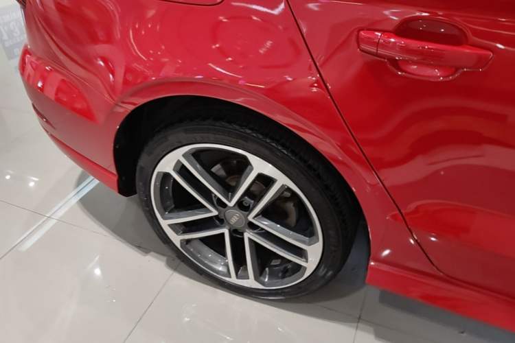 Used Audi A3 2018 30th Anniversary Edition Limousine 35 TFSI Sport Model Right Rear Wheel Hub