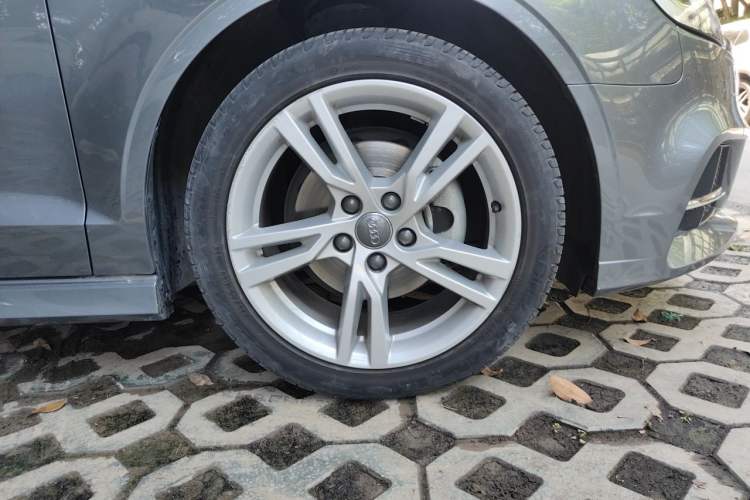 Used Audi A3 2018 30th Anniversary Edition Limousine 35 TFSI Fashion Model Right Front Wheel Hub
