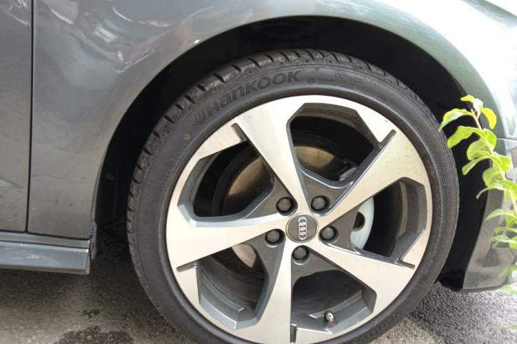 Used Audi A3 2018 30th Anniversary Edition Sportback 35 TFSI Sport Model Right Front Wheel Hub