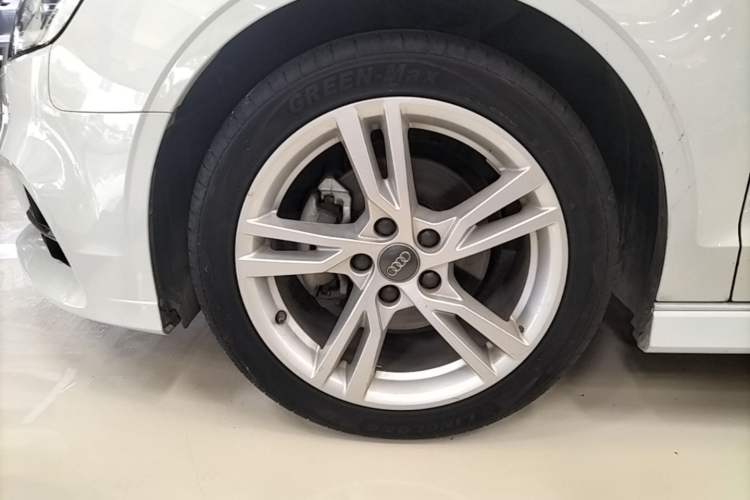 Used Audi A3 2018 30th Anniversary Edition Limousine 35 TFSI Fashion Model Left Front Wheel Hub