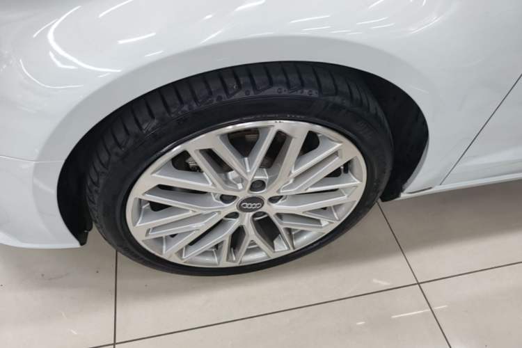Used Audi A3 2018 30th Anniversary Edition Sportback 35 TFSI Style Model Left Front Wheel Hub