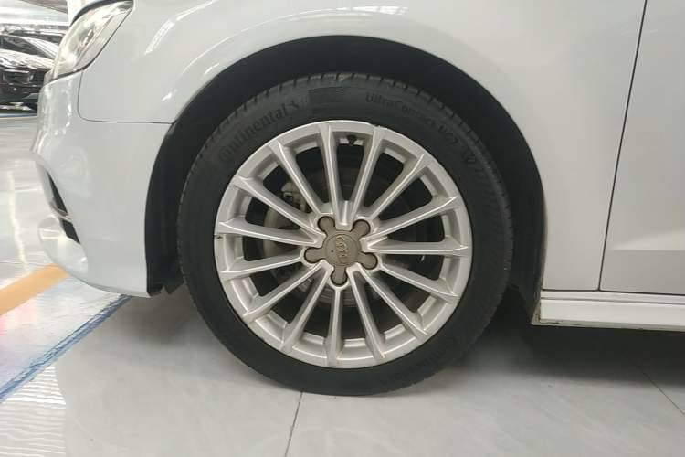 Used Audi A3 2018 30th Anniversary Edition Sportback 35 TFSI Fashion Model Left Front Wheel Hub