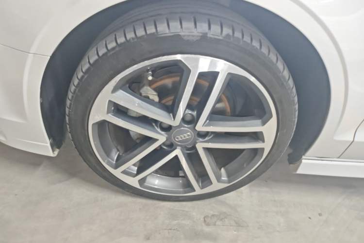 Used Audi A3 2018 30th Anniversary Edition Limousine 35 TFSI Sport Model Left Front Wheel Hub