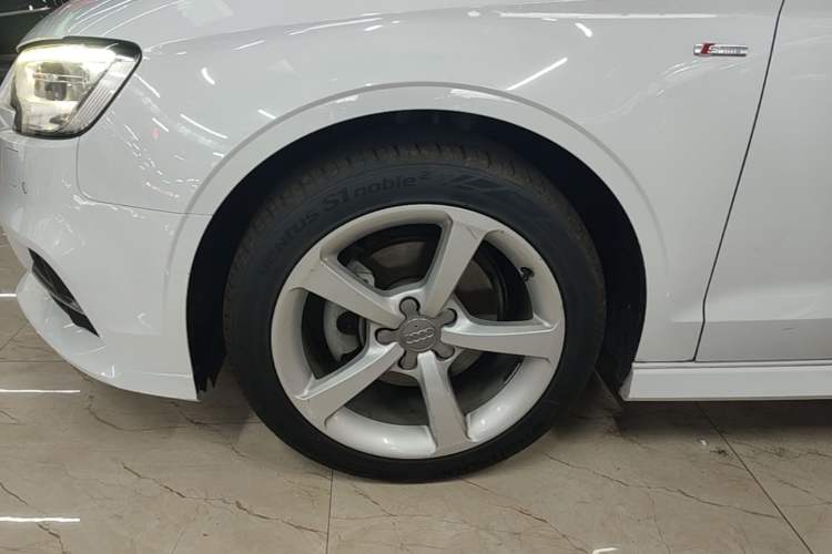 Used Audi A3 2018 30th Anniversary Edition Limousine 35 TFSI Fashion Model Left Front Wheel Hub