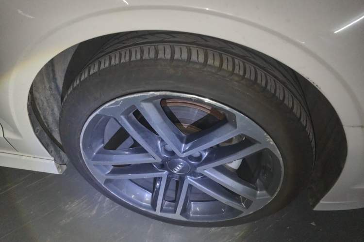 Used Audi A3 2018 30th Anniversary Edition Limousine 35 TFSI Sport Model Right Front Wheel Hub