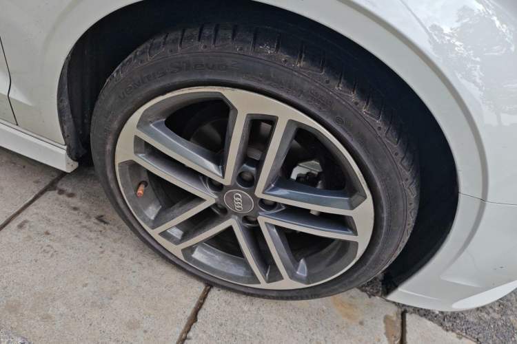 Used Audi A3 2018 30th Anniversary Edition Limousine 35 TFSI Sport Model Right Front Wheel Hub
