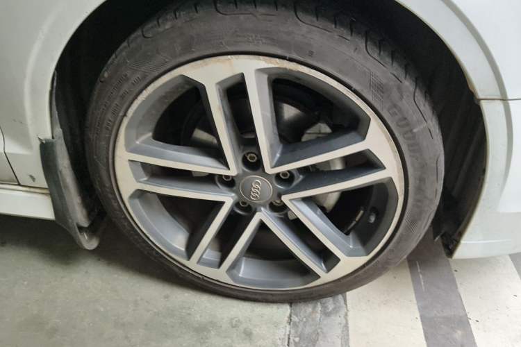 Used Audi A3 2018 30th Anniversary Edition Limousine 35 TFSI Sport Model Right Front Wheel Hub