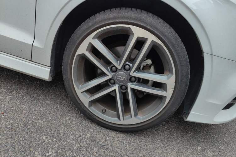 Used Audi A3 2018 30th Anniversary Edition Limousine 35 TFSI Sport Model Right Front Wheel Hub