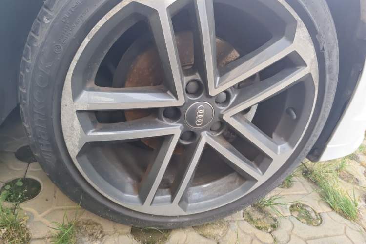 Used Audi A3 2018 30th Anniversary Edition Limousine 35 TFSI Sport Model Right Front Wheel Hub