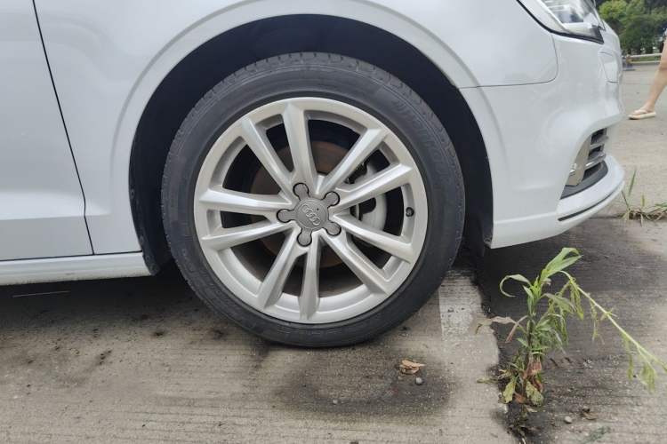 Used Audi A3 2018 30th Anniversary Edition Limousine 35 TFSI Ambition Model Right Front Wheel Hub