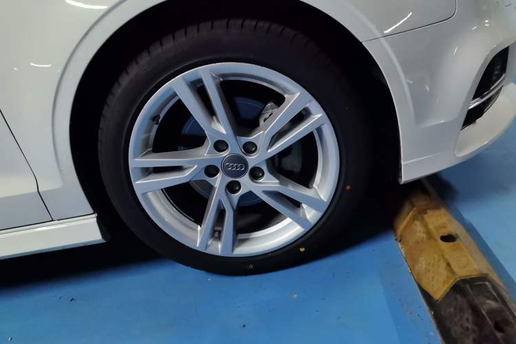 Used Audi A3 2018 30th Anniversary Edition Limousine 35 TFSI Fashion Model Right Front Wheel Hub
