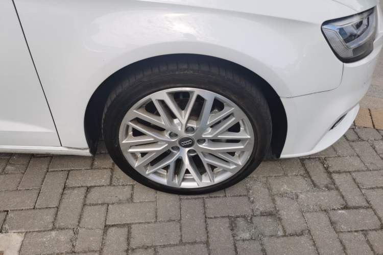 Used Audi A3 2018 30th Anniversary Edition Sportback 35 TFSI Style Model Right Front Wheel Hub