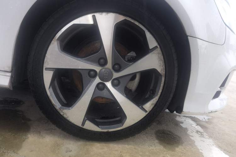 Used Audi A3 2018 30th Anniversary Edition Sportback 35 TFSI Sport Model Right Front Wheel Hub