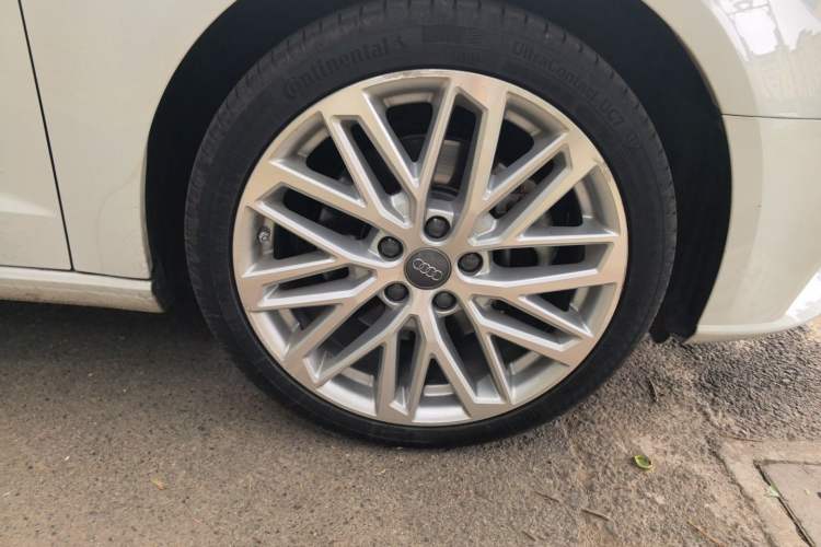 Used Audi A3 2018 30th Anniversary Edition Sportback 40 TFSI Style Model Right Front Wheel Hub