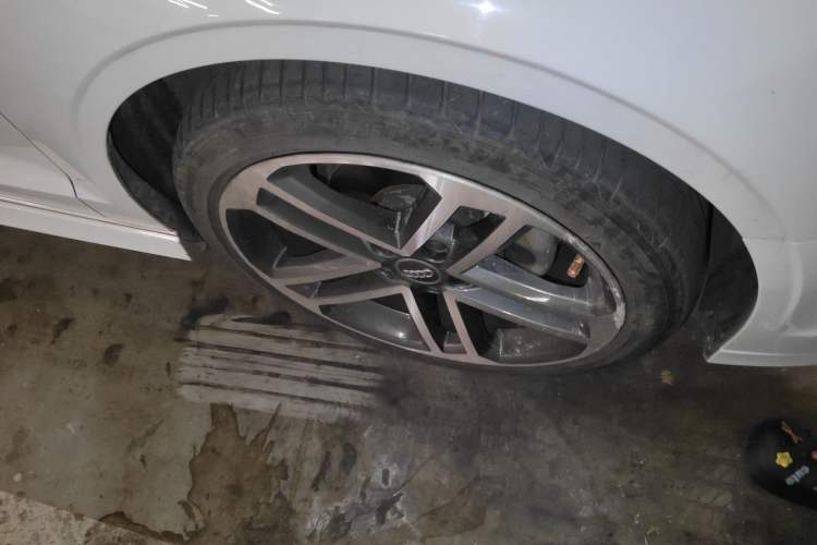 Used Audi A3 2018 30th Anniversary Edition Limousine 35 TFSI Sport Model Right Front Wheel Hub