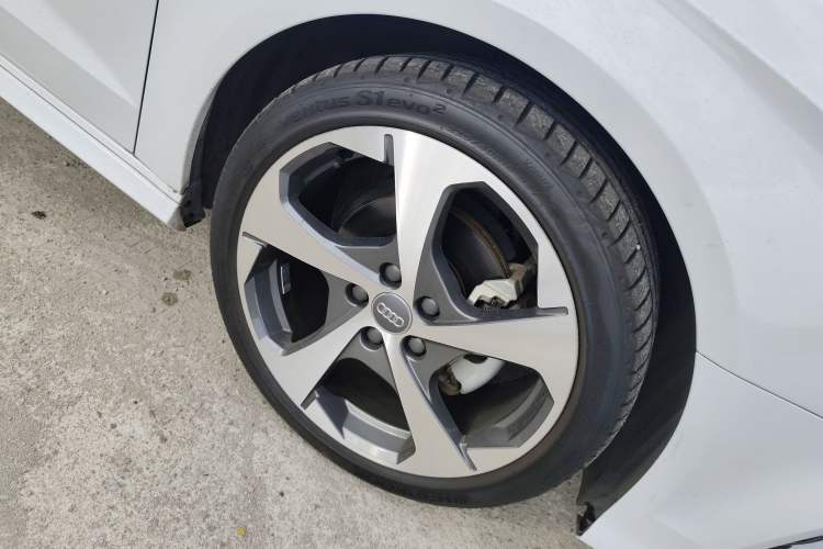 Used Audi A3 2018 30th Anniversary Edition Sportback 35 TFSI Sport Model Right Front Wheel Hub