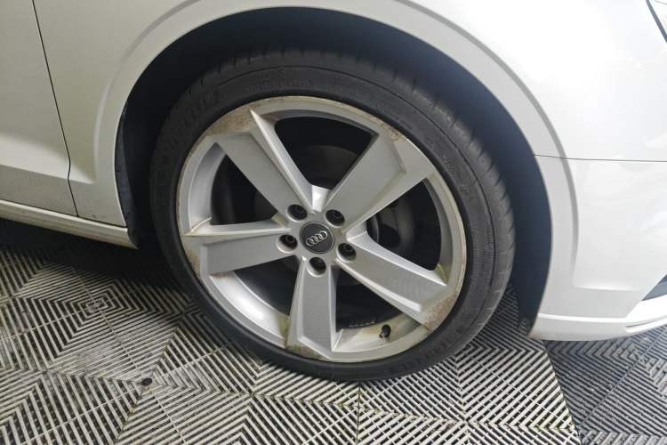 Used Audi A3 2018 30th Anniversary Edition Limousine 35 TFSI Style Model Right Front Wheel Hub